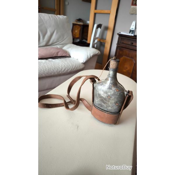 Gourde militaire en mtal avec sangle cuir, avec bouchon lige d'origine