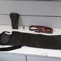 Lot de divers accessoires de chasse (bretelle, douille amortisseur, etui couteau, fourreau)