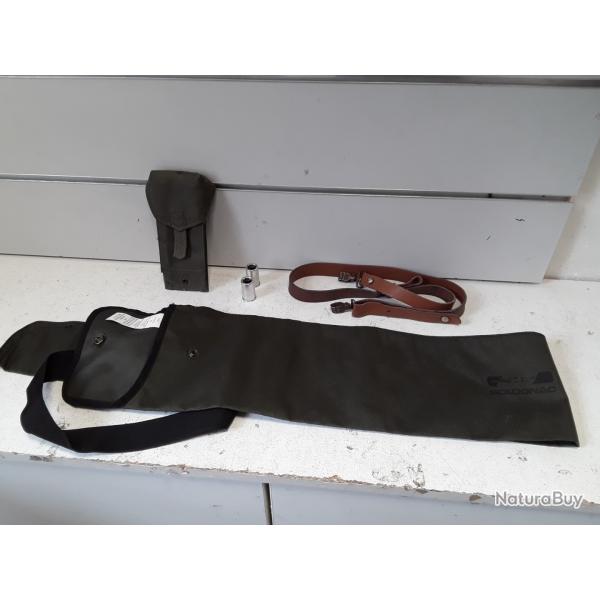 Lot de divers accessoires de chasse (bretelle, douille amortisseur, etui couteau, fourreau)