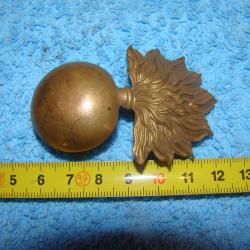 GRENADE ESTAMPEE EN LAITON 2 agraphes