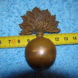 GRENADE ESTAMPEE EN LAITON 1 agraphe