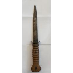 Couteau de tranchée néerlandais "De 'Stormdolk" modèle 1917. La poignée en bois est sculpté