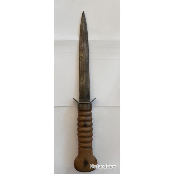 Couteau de tranche nerlandais "De 'tormdolk" modle 1917. La poigne en bois est sculpt