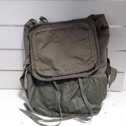 Un grand sac à dos vert tres bon etat d'occasion de l'armée Française