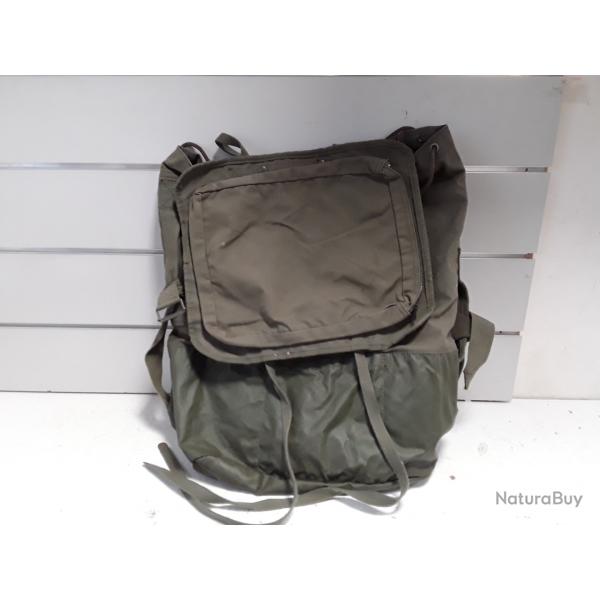 Un grand sac  dos vert tres bon etat d'occasion de l'arme Franaise