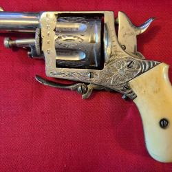 Revolver 320 en superbe état chromé a 99,9 % plaquette ivoire tout même numero. Entièrement grave