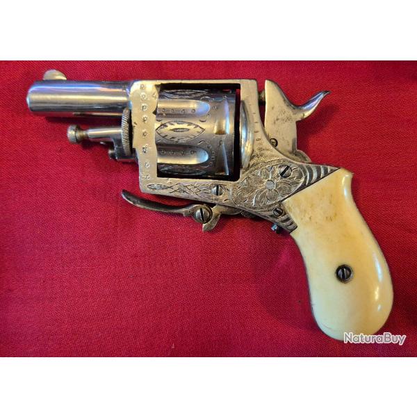 Revolver 320 en superbe tat chrom a 99,9 % plaquette ivoire tout mme numero. Entirement grave
