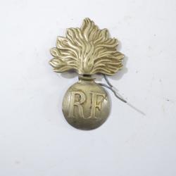 Insigne de casque Français Adrian, Gendarmerie. Grenade de casque RF. Coupé en deux, a restaurer