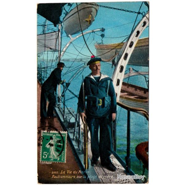 CPA - Marine Militaire -La Vie du Marin Factionnaire sure la plage arrire N1687