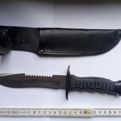 Couteau de combat ou de survie