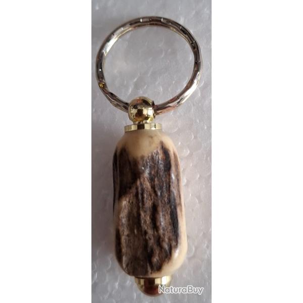 Petit porte cl en bois de cerf  fait par artisan