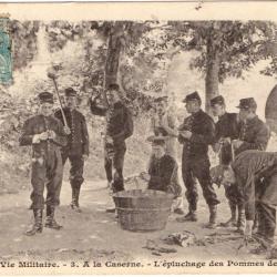 CPA - La Vie Militaire - 3 . A La Caserne .  L'épluchage des Pommes de terre -N°1724