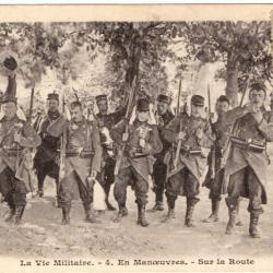 CPA - La Vie Militaire - 4 . En Manoeuvres . Sur la Route -N°1723