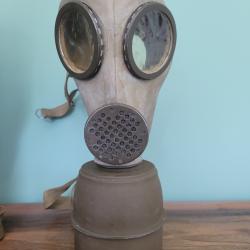 Masque à gaz seconde guerre mondiale avec sa boite