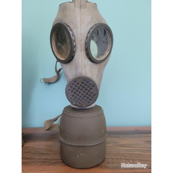 Masque  gaz seconde guerre mondiale avec sa boite