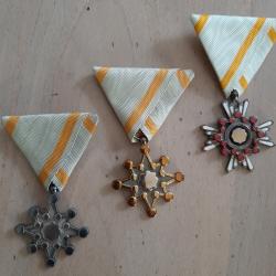 Lot de 3 magnifiques ordres japonais du Trésor Sacré en argent massif et vermeil. Superbes rubans.