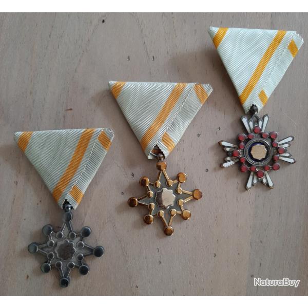 Lot de 3 magnifiques ordres japonais du Trsor Sacr en argent massif et vermeil. Superbes rubans.