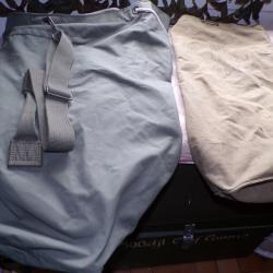 LOT DE 2 SACS MARINS DE L'ARMEE FRANCAISE FABRICATION FRANCAISE , UN EN ETAT NEUF ET L'AUTRE EN ETAT