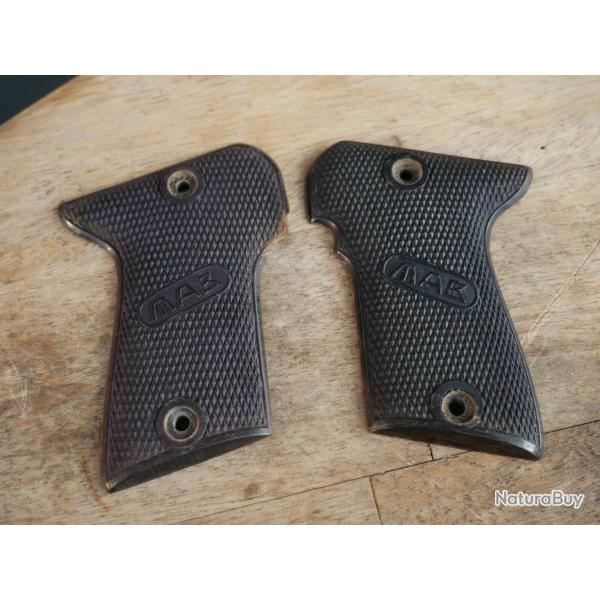Paire de plaquettes de Pistolet MAB C en 7.65mm anciennes en corne