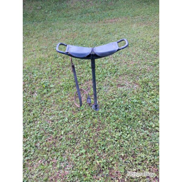 Canne-sige tlescopique,, assise cuir, 12cmX29cm tube gain cuir avec bretelle. Rglable 58X80cm.