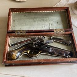 Pistolet à silex type Miquelet en coffret