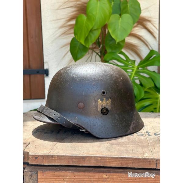 Superbe casque Allemand M40 Kriegsmarine (KM), un insigne.