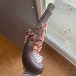 Pistolet à silex européen du XVIlle siècle.
