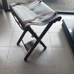 siege de poste pliable bois / cuir leger , déstockage chasse enchère