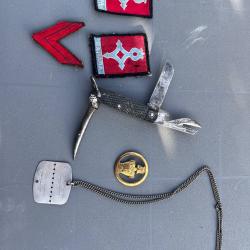 Petit lot militaire, couteau de poche anglais, plaque d'identités algerie, grade, insignes tissus.
