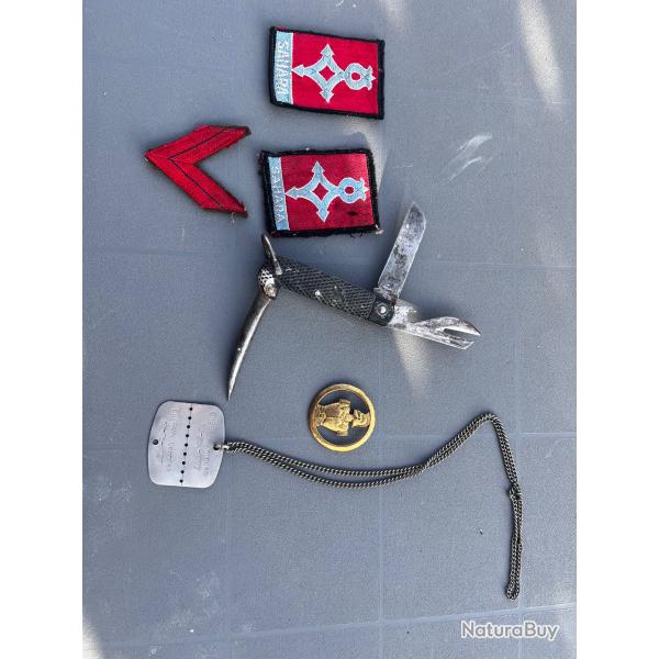 Petit lot militaire, couteau de poche anglais, plaque d'identits algerie, grade, insignes tissus.