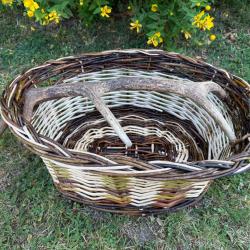 Panier en osier avec l'anse bois de cerf