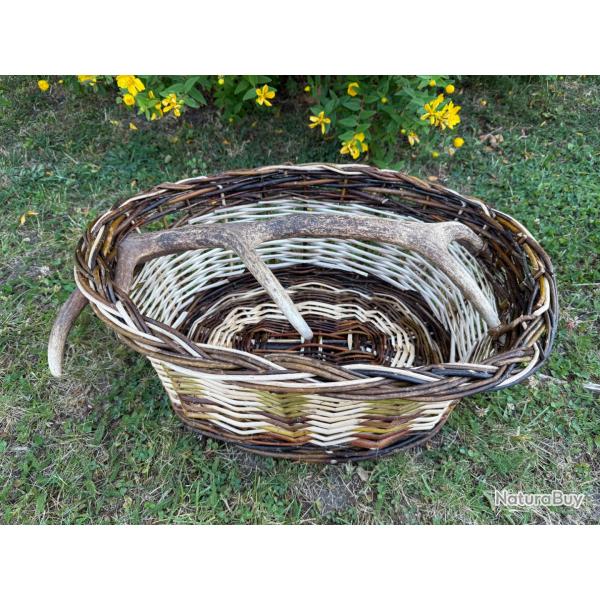 Panier en osier avec l'anse bois de cerf