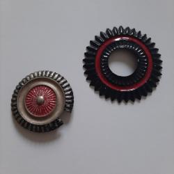 Deux cocardes de casque à pointe allemand de la 1ère Guerre Mondiale.  Une copie et une vraie..