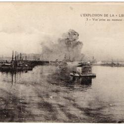 CPA - Marine Militaire - Explosion de la " LIBERTÉ "Vue prise au moment de lExplosion N°1578