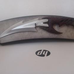 Superbe poignard fantastique united cutlery uc 1149 état neuf avec socle