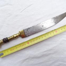 462) beau poignard = couteau poignée laiton avec 2 rondelles bois ou corne belle lame