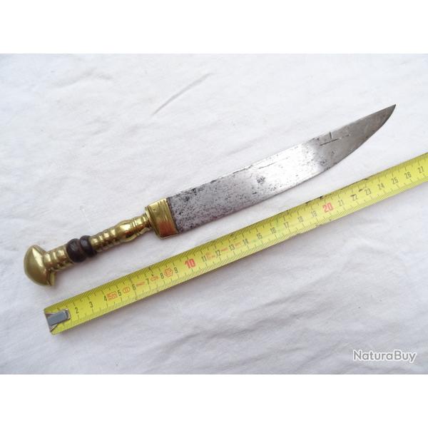 462) beau poignard = couteau poigne laiton avec 2 rondelles bois ou corne belle lame