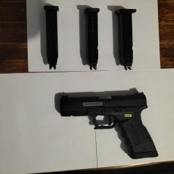 Glock 17 WE 6MM 1,2J avec 3 chargeurs et mallette de transport