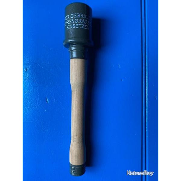 REPRODUCTION ACTUELLE FACTICE EN BOIS DE GRENADE ALLEMANDE WW2 A MANCHE SANS MARQUAGE NI MECANISME