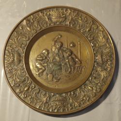 Plaque - plat rond laiton -  assiette façon cuivre à accrocher au mur ' bagarre de bar - taverne