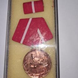 Médaille DDR originale   A25.1