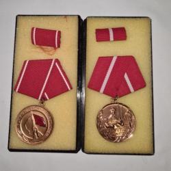 Lot de 2 Médailles DDR originales   A25.2