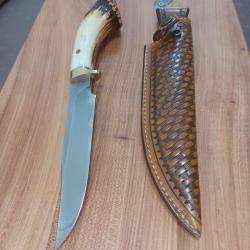 Couteau forgé par Daniel vally manche en bois de cerf américain etui cuir sur coque en bois