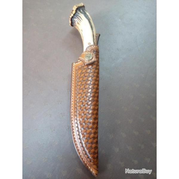 Couteau forg par Daniel vally manche en bois de cerf amricain etui cuir sur coque en bois