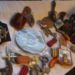 lot d insignes breloques provenance vide maison