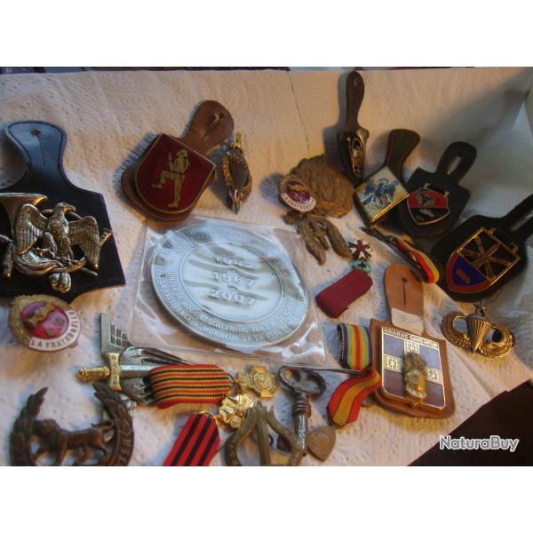 lot d insignes breloques provenance vide maison