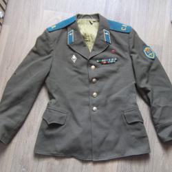 veste militaire Russe avec insignes décoration (voir photos)