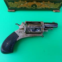 REVOLVER BULDOG PARFAIT ETAT GENERAL CAL 320  . POINCONS  BELGE .