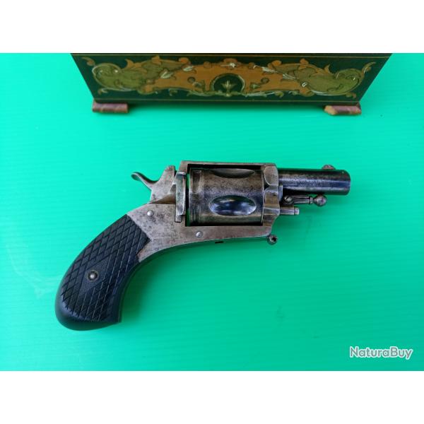 REVOLVER BULDOG PARFAIT ETAT GENERAL CAL 320  . POINCONS  BELGE .