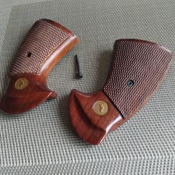 Crosse de Colt Python avec sa vis en très bon état. Elle se monte sans jeu sur un Colt 1895 tardif.